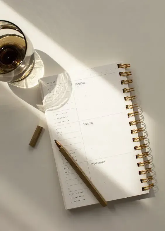 Symbolbild: Terminplaner mit Stift